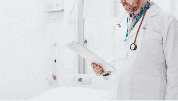 врач работает с медицинской картой пациента с детским неврозом